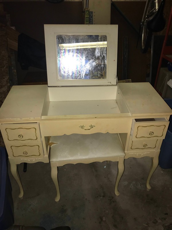 Vanity Desk With Mirror